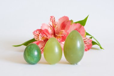 Jade yumurta stand yakınındaki bir pembe çiçek