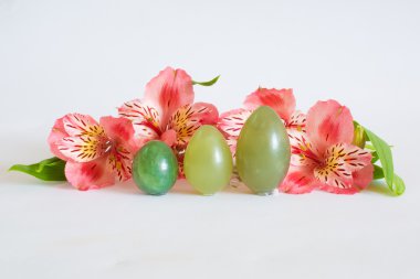 Jade yumurta stand yakınındaki bir pembe çiçekler
