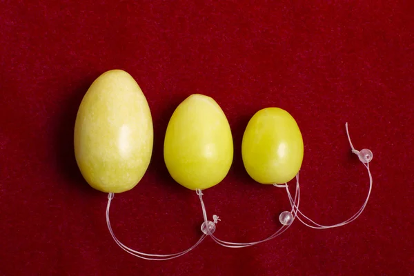 Jade yumurta kırmızı bir arka plan üzerinde yalan