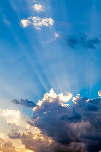 Wolken In de blauwe lucht en de zonnestralen — Stockfoto