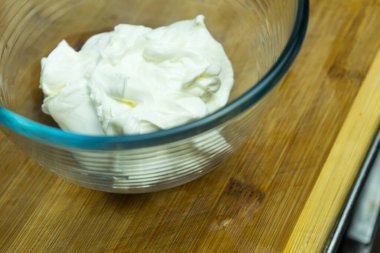 Cam tabakta doğal ekşi krema. Cam tabakta doğal ekşi krema..