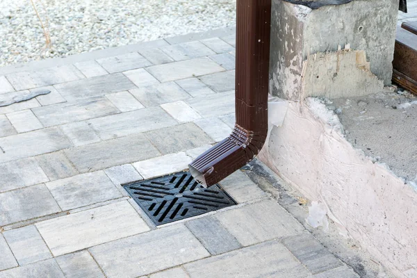 Abflussrohr Rohr Zum Ableiten Von Wasser Nach Regen lizenzfreie Stockbilder