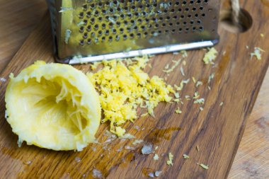 Limondan lezzeti kaldırıyorum. Lezzetli yemekler için bir malzeme. Limondan lezzeti kaldırıyorum. Lezzetli yemekler için bir malzeme..