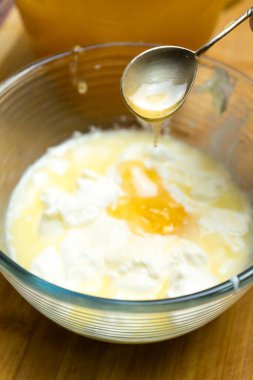 Bal kullanarak hamur pişirme hazırlığı. Güzel mutfak. Bal kullanarak hamur pişirme hazırlığı. Tatlı mutfak..