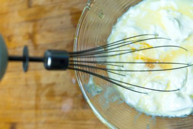 Karışık bir yemek hazırlamak için malzemeleri karıştırıyorum. Karışık bir yemek hazırlamak için malzemeleri karıştırıyorum..