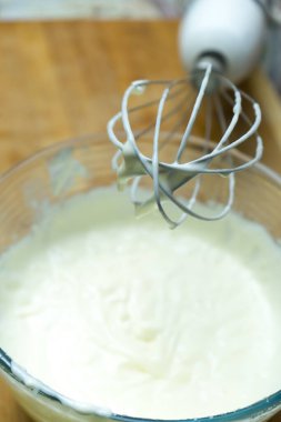 Karışık bir yemek hazırlamak için malzemeleri karıştırıyorum. Karışık bir yemek hazırlamak için malzemeleri karıştırıyorum..