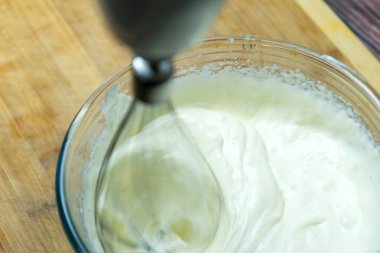 Karışık bir yemek hazırlamak için malzemeleri karıştırıyorum. Karışık bir yemek hazırlamak için malzemeleri karıştırıyorum..