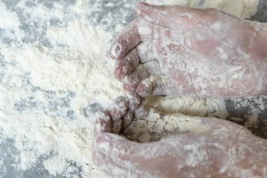 Ellerin un içinde olsun. Ev yapımı kek. Mutfakta yemek pişirmek. Ellerin un içinde olsun. Ev yapımı kek. Mutfakta yemek pişirmek..