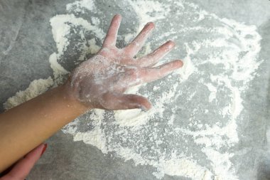 Ellerin un içinde olsun. Ev yapımı kek. Mutfakta yemek pişirmek. Ellerin un içinde olsun. Ev yapımı kek. Mutfakta yemek pişirmek..