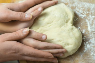 Ev yapımı yemek pişirmek için mangırı elle yoğurmak. Ev yapımı yemek pişirmek için mangırı elle yoğurma.