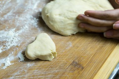 Ev yapımı yemek pişirmek için mangırı elle yoğurmak. Ev yapımı yemek pişirmek için mangırı elle yoğurma.