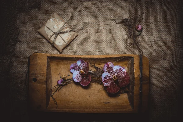 Dried flowers or craft flowers on old flax. Grunge background. R — Zdjęcie stockowe