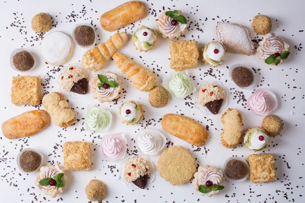 Tray with a variety of delicious cakes. Sugar and chocolate back — Stock fotografie