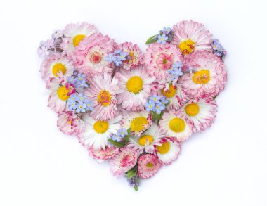 Beyaz arka planda çiçeklerden yapılmış bir kalp.