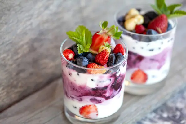 Kahvaltıda. İki bardak yoğurt ve dut.