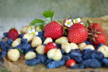 Masada kırmızı ve beyaz çilek ve hanımeli