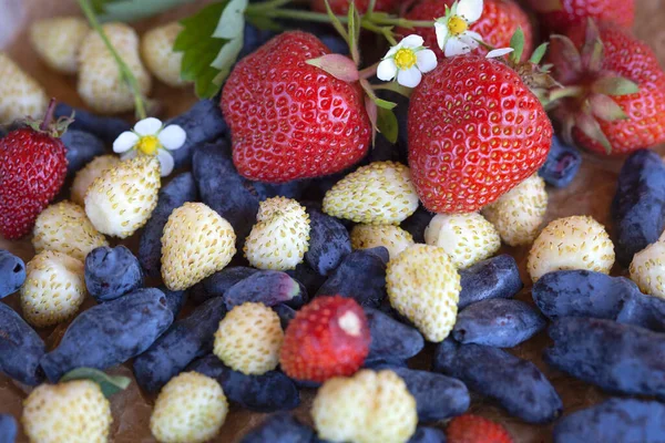 Masada kırmızı ve beyaz çilek ve hanımeli