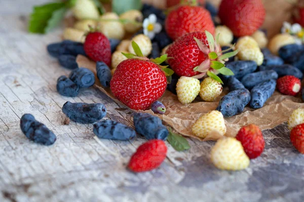 Masada kırmızı ve beyaz çilek ve hanımeli