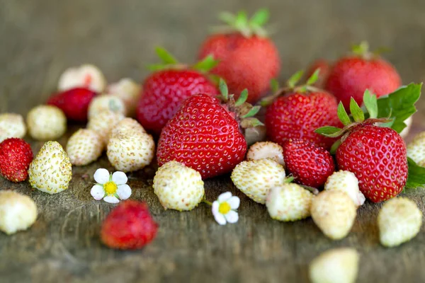 Masada kırmızı ve beyaz çilek ve hanımeli