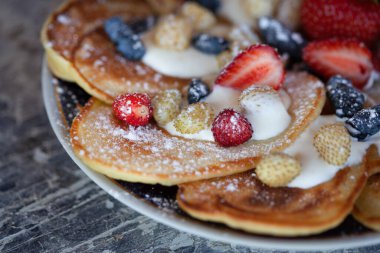 Çilekli krep ve pudra şekerli makroyla hanımeli..