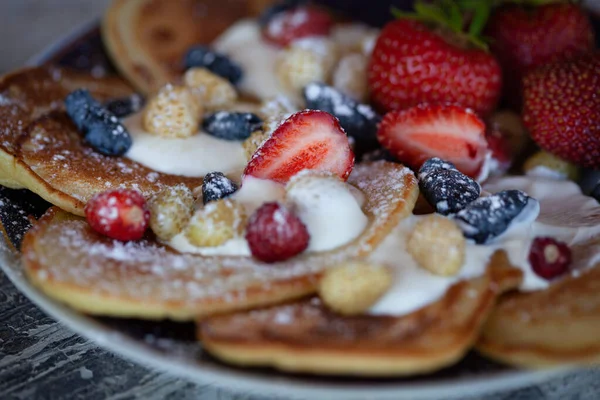 Çilekli krep ve pudra şekerli makroyla hanımeli..