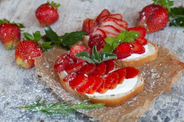 Masanın üzerinde çilek ve