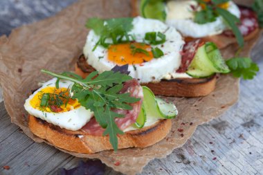 Yağda yumurta, sosis ve şifalı otla.