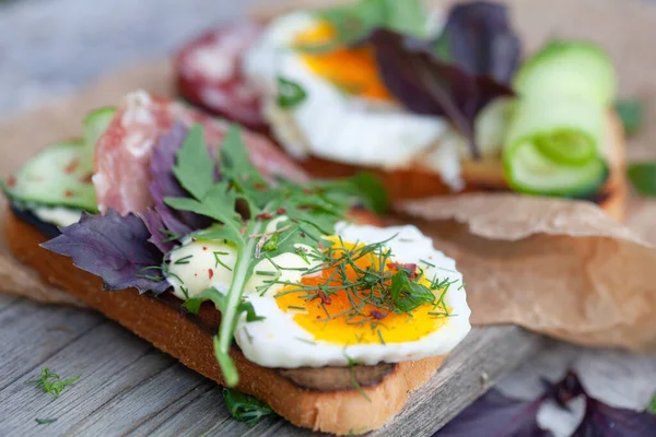 Yağda yumurta, sosis ve şifalı otla.