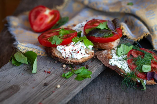 Peynirli ve domatesli ev yapımı bruschetta. Tecrit.