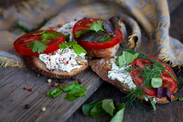 Peynirli ve domatesli ev yapımı bruschetta. Tecrit.