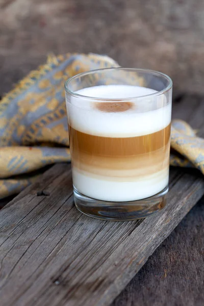 Masadaki bardakta ev yapımı kapuçino