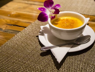 çiçek ile hizmet krem brulee