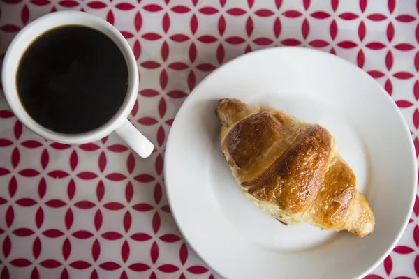 Kaffee und Croissant — Stockfoto