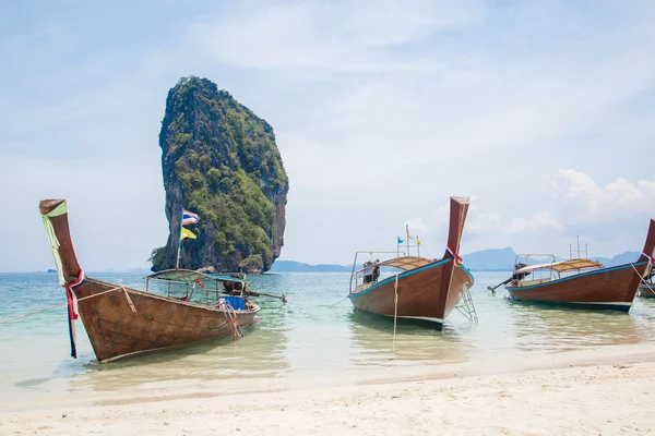 泰国船只在海滩上 — 图库照片