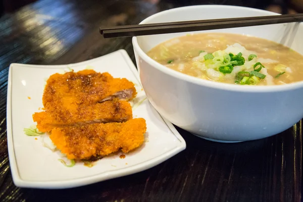 Noodle soup with fried chicken — Stock Photo, Image