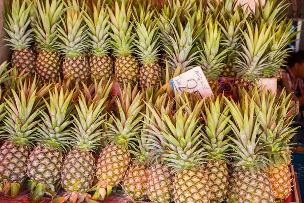 Ananas te koop — Stockfoto