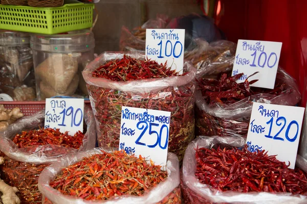 Gedroogde chili op tha markt — Stockfoto
