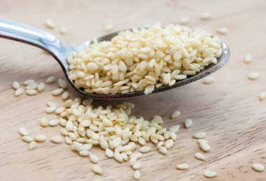 bir kaşık sesam tohumları ile