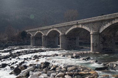 Gölün üzerindeki köprü.