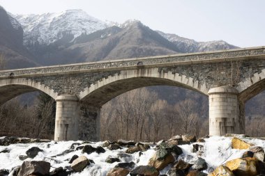 Dağlardaki nehir köprüsü.