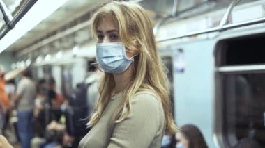 Yolcu maskesi, metro vagonu Coronavirus. Kalabalık tren insanları covid-19