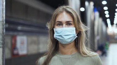 Yolcu maskesi metro istasyonu koronavirüsü. Kameraya bakan kadın covid 19