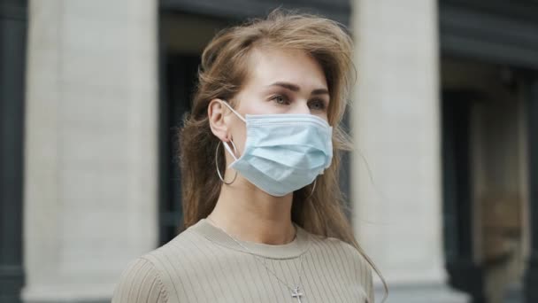 Maskerad flicka närbild stå Italien gatan coronavirus. Kvinna nära teater covid-19. — Stockvideo