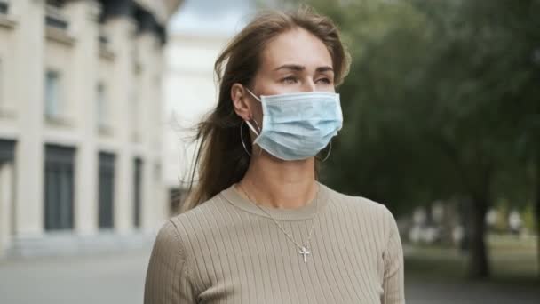 Dziewczyna w maskach chodząca po pustej włoskiej ulicy, koronawirus. Pani w pobliżu teatru covid-19 — Wideo stockowe