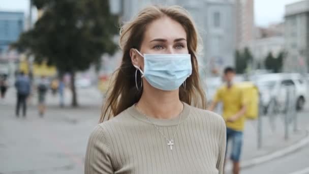 Όμορφη γυναίκα μάσκα περπατήσει γεμάτο δρόμο coronavirus. Αστική ζωή άνθρωποι covid-19 — Αρχείο Βίντεο
