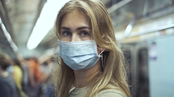 Mädchen Maske Blick auf Kamerawagen U-Bahn Coronavirus. Gedrängter Passagier — Stockvideo