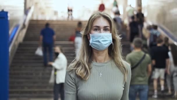 Frau maskiert laufenden U-Bahn Coronavirus. Menschenmenge in der U-Bahn-Linie 19. — Stockvideo
