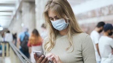 Yolcu metro maskeleri mesaj yaz telefon koronası virüsü. Mobil covid-19 kullanan kız