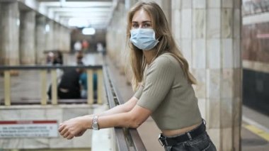Metro Corona virüsünü bekleyen maskeli yolcu. Kızım, kameraya bak.
