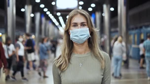 Frau mit Maske läuft überfüllte Metrostation Coronavirus. Mädchen geht U-Bahn-Treter an — Stockvideo